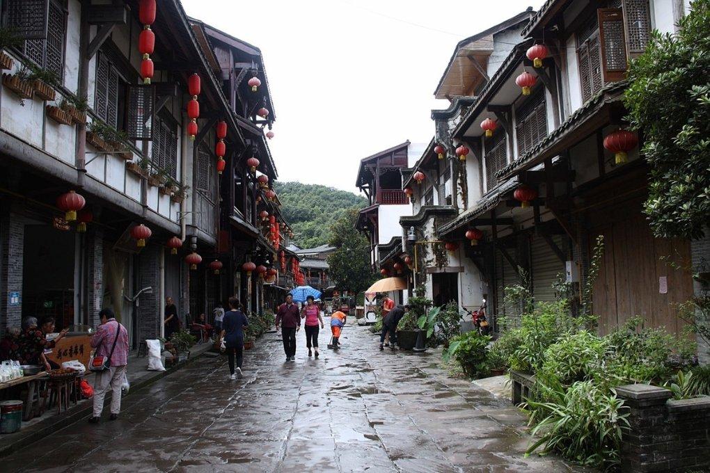 淄博一村庄突然塌陷出深坑,镇政府:地下140米有矿房,已请专家勘测分析